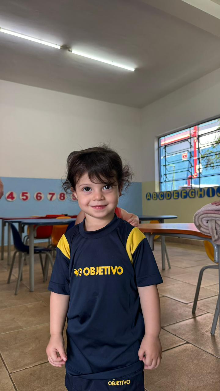 Aluno da Educação Infantil em pé na sala de aula